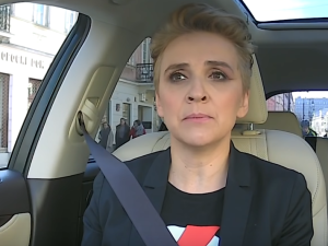 [VIDEO] Scheuring-Wielgus: „jakaś taka jestem przymulona”. Chwali się antyklerykalną koszulką „od Biedronia”