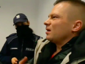 [Video] K*rwa durniu. Jesteś k*rwa wyrzucony z policji. Popis chamstwa dziennikarza wobec policjanta