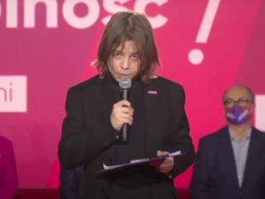 [Video] 14-latek na konwencji Lewicy: Trwa lekcja polskiego. Pan Tadeusz i te sprawy. Nagle: walenie do drzwi! 