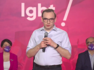 [Video] ,,Kończy się czas potulnych gejów.’’ Młodzi działacze Lewicy żądają równości małżeńskiej