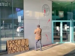 [Video] Wandal oblał farbą Orła na budynku IPN
