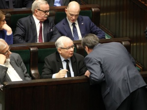 W grudniu podczas ważnego głosowania J. Kaczyński i jego otoczenie wyjęli karty do głosowania. Ustawa przeszła