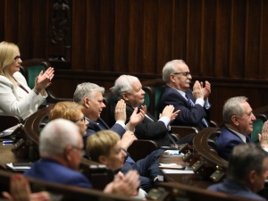 [SONDAŻ] PiS niezmiennie liderem. Hołownia utrzymuje przewagę nad Platformą