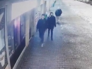 Mężczyźni, którzy zniszczyli drzwi warszawskiego kościoła usłyszeli zarzuty. Grozi im 10 lat więzienia