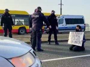 [WIDEO] Mężczyzna zablokował ruch na moście Poniatowskiego. „Za kilka lat czeka nas wojna klimatyczna”
