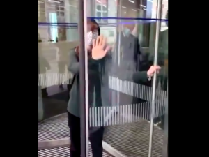 [WIDEO] Aktywistka przykleiła się do drzwi obrotowych Kancelarii Sejmu. „Trwa katastrofa klimatyczna”