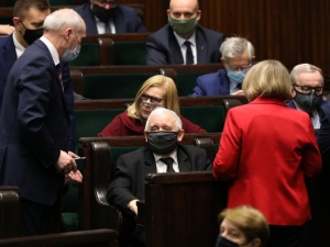 Koniec narady na Nowogrodzkiej. PiS reaguje na wyrok TSUE i zwraca się do rządu
