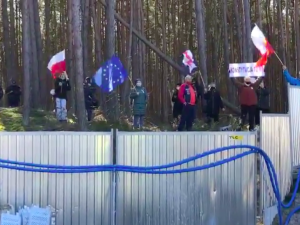 [Video] „Cała Polska wie, jaki z ciebie ch*j.” Sympatycy opozycji próbowali zakłócić uroczystość w Świnoujściu