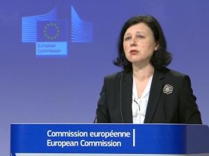 Jourova zapowiada kary za politykę anty-LGBT. Rzecznik rządu: Mamy kryzys, a UE zajmuje się politycznymi gierkami