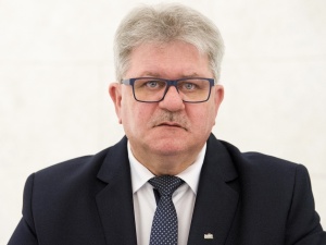 To zachowanie skandaliczne!. Tadeusz Majchrowicz ostro o zbezczeszczeniu przez aktywistki flagi narodowej