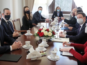 Francuski minister chciał odwiedzić nieistniejącą strefę wolną od LGBT, spotkał się z Grodzkim