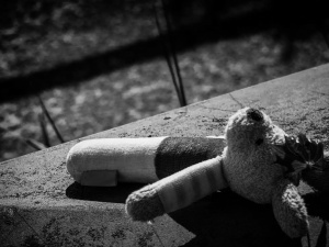 Karmili chłopca niedopałkami papierosów, karmą dla gryzoni, bili, aż w końcu udusili? Szokujący akt oskarżenia wobec 21-letniej matki i jej partnera