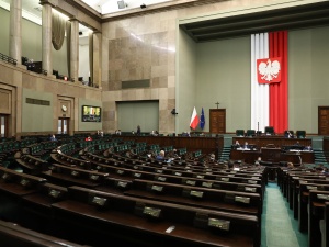 Poparcie dla ZP poniżej 30 proc., Hołownia przed KO, tylko 4 ugrupowania w Sejmie. Zaskakujący sondaż dla RMF FM