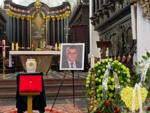 Gdańsk: Ostatnie pożegnanie Piotra Świąca. Dziennikarza TVP żegnają tłumy