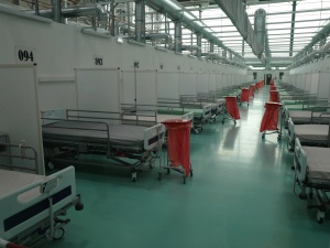 Gut: Wzrost zachorowań na COVID-19 to efekt braku odpowiedzialności młodszych roczników