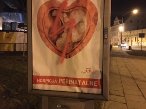 Komedia. GW ubolewa nad kampanią hospicjów perinatalnych, plakaty udostępnia na mieście firma Agory