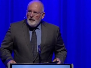 Timmermans: Przy zamawianiu szczepionek popełniono błędy