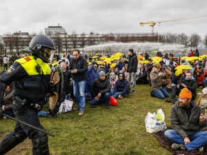 Holandia: Policja użyła armatek wodnych wobec protestujących przeciw restrykcjom