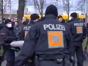 [video] Niemiecka policja siłą rozpędziła pokojowe zgromadzenie z tęczową flagą. W Polsce nie do pomyślenia