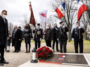 Paryż: Premier Morawiecki złożył kwiaty pod tablicą upamiętniającą NSZZ Solidarność