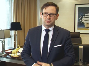Oni tak na poważnie. Skąd się biorą parówki na Orlenie?. TVN uderza w Obajtka... aferą parówkową