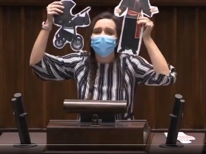 [video] Każdy ksiądz będzie musiał założyć rodzinę i to nie z ministrantem lub kolegą po fachu.... Haniebny występ Jachiry w Sejmie