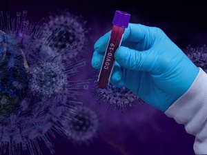 „Paraliż twarzy”. Znany gitarzysta przestrzega przed AstraZeneca