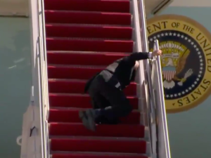 [Video] Joe Biden upadł na schodach podczas wejścia na pokład Air Force One