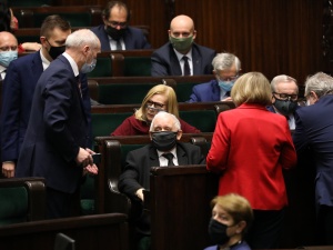 [SONDAŻ] PiS niezmiennie na pierwszym miejscu. W Sejmie znalazłoby się aż sześć partii