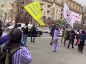 [WIDEO] Podczas protestu koronasceptyków wykorzystano pasiaki. Ambasada Izraela reaguje
