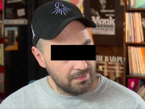 Jest akt oskarżenia ws. znanego pisarza, który nazwał prezydenta Dudę debilem. Grozi mu do 3 lat więzienia