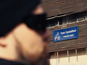 „Je*** bękarty z TVP”, „zaje*** PiS” i zdjęcie J. Kaczyńskiego na taczce. Znany raper atakuje prawicę