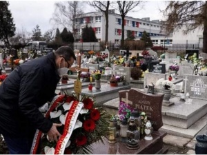 Premier Morawiecki złożył wieniec na grobie cudownie ocalałego górnika i zapalił znicz pod muralem Warszyca