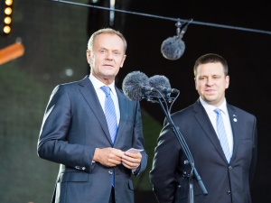 Nie wytrzymał. Dziwni jacyś. Tusk komentuje konferencję premiera Morawieckiego
