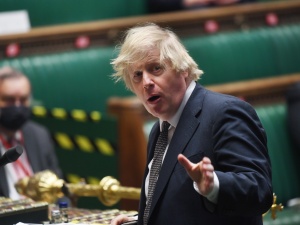 Johnson: Znoszenie restrykcji aktualne, mimo trzeciej fali epidemii w Europie