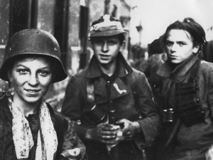 Polacy „oczyszczają się z zabicia trzech milionów Żydów”?  Skandaliczny tekst New Yorkera