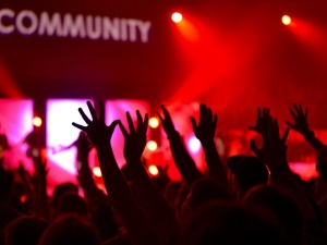 Europa. Wracają koncerty? Odbył się pierwszy koncert bez reżimu dystansu 