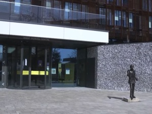 Przed uczelnią stanął pomnik... Grety Thunberg. Studenci oburzeni: W czasach pandemii można było lepiej spożytkować te pieniądze