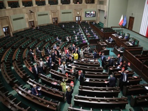 [najnowszy sondaż] Coś się zmienia. PiS na czele, Hołownia deklasuje KO, 5 ugrupowań w Sejmie