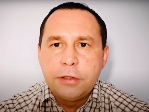 Pomaga zbierać pieniądze na operacje dzieci. Hakerzy przez tydzień publikowali porno na jego stronie. Nikt nie potrafił mu pomóc