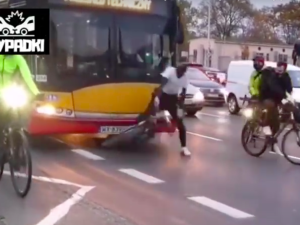 [WIDEO] Kierowca autobusu nie wytrzymał? Zaskakujące nagranie ze Strajku Kobiet