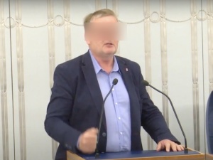 Były senator PiS zatrzymany. Przywiązał psa do haka samochodu i ruszył 