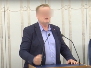 Były senator PiS oskarżony o znęcanie się nad zwierzęciem. Policja: Na jego posesji znaleziono zwłoki psa