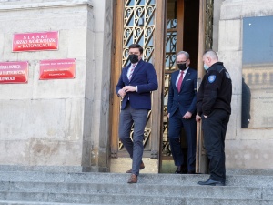 „Niemal pewne jest, że rząd przedłuży obostrzenia”. Nieoficjalne informacje Onetu
