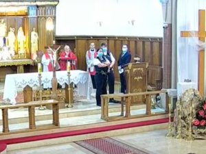 [WIDEO] Policja przerwała mszę w polskim kościele w Londynie. Zagrożono mandatami w wysokości 200 funtów