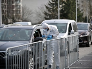 Prof. Gut: Trudno ocenić, czy pandemia już słabnie