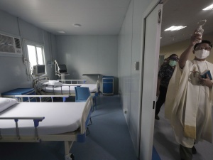 SARS-CoV-2 to za mało? W covidowym szpitalu tymczasowym wykryto groźną bakterię