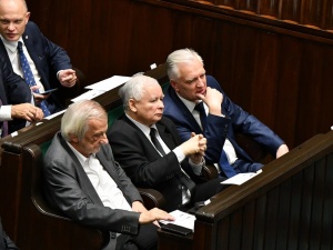 [SONDAŻ] Zjednoczona Prawica na prowadzeniu. Goni ją Polska 2050 