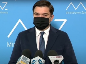 Blisko tysiąc zgonów w wyniku COVID-19. Rzecznik resortu zdrowia tłumaczy