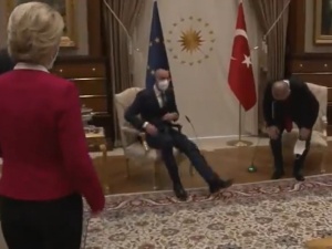 Zabrakło krzesła? Ankara: „Ze znaną na cały świat turecką gościnnością”